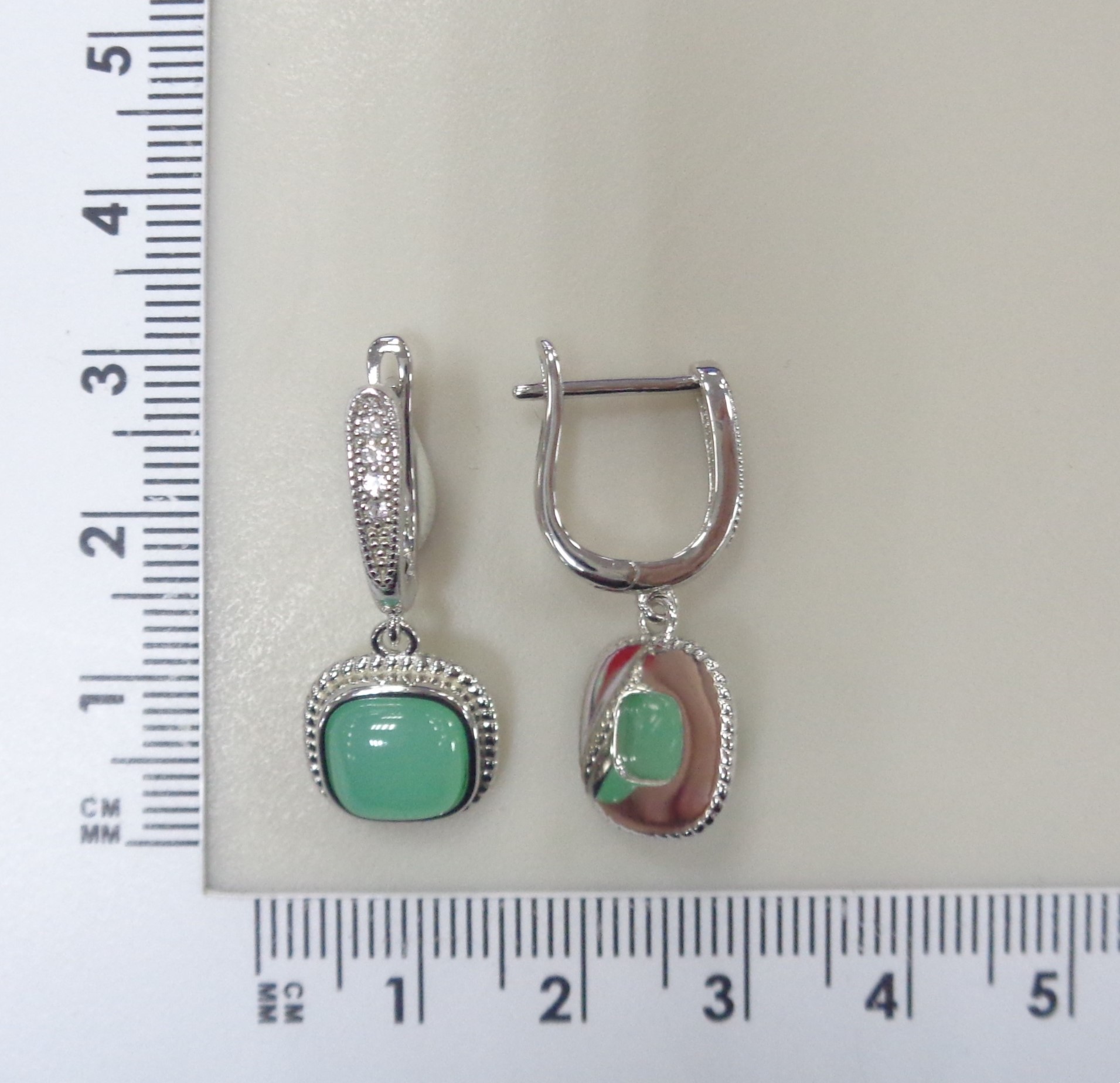 Серебряные серьги с зелеными халцедонами